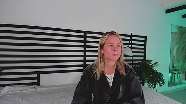 stefanny ruiz  online show from 01/21/25, 12:29