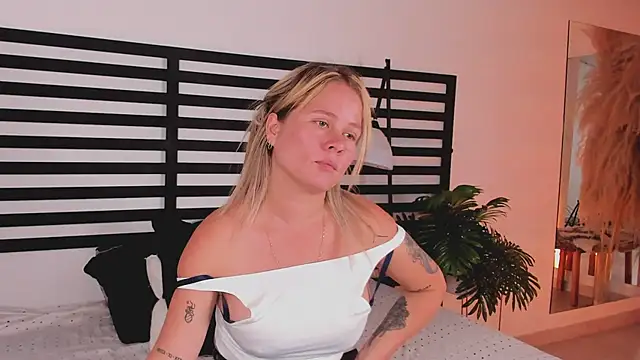 stefanny ruiz  online show from 01/21/25, 03:32