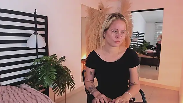 stefanny ruiz  online show from 01/26/25, 02:41