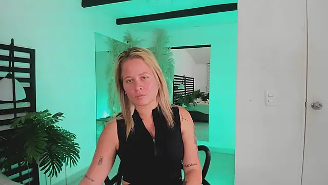 stefanny ruiz  online show from 01/28/25, 03:25