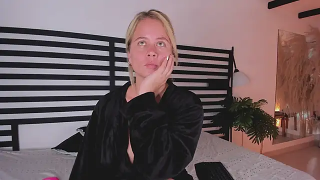 stefanny ruiz  online show from 02/04/25, 06:27