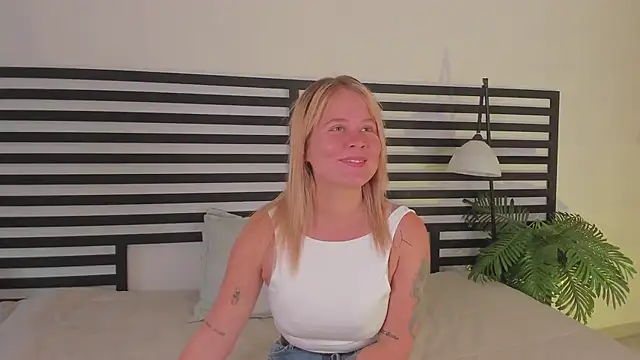 stefanny ruiz  online show from 02/17/25, 12:48