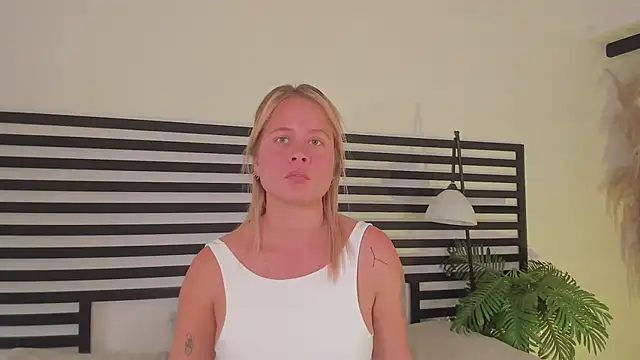 stefanny ruiz  online show from 02/17/25, 03:53