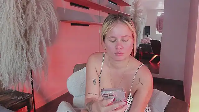 stefanny ruiz  online show from 02/25/25, 02:44