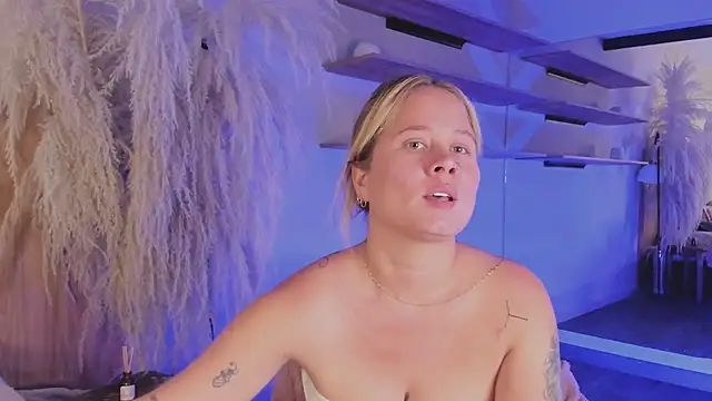 stefanny ruiz  online show from 02/27/25, 03:15