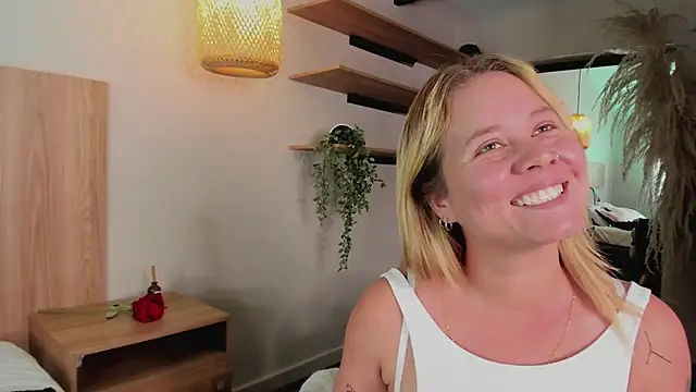 stefanny ruiz  online show from 03/19/25, 03:40