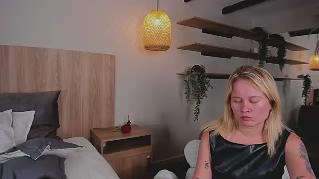 stefanny ruiz  online show from 03/20/25, 03:58