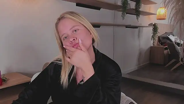 stefanny ruiz  online show from 03/22/25, 03:20