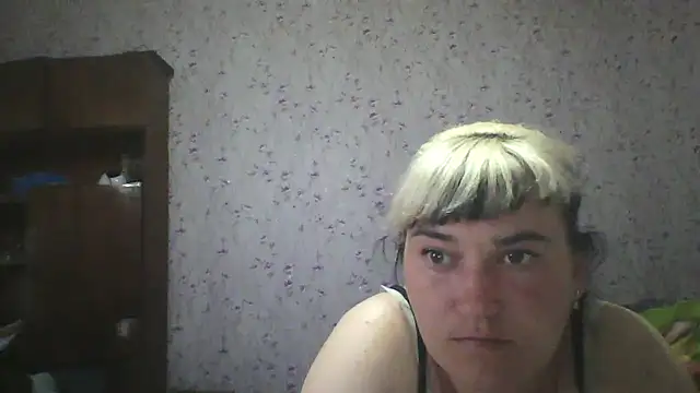 Snapshot of HollyLaBerry chatting on 06/05/26, 01:06 HollyLaBerry online show from 06/05/26, 01:06