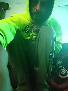 Snapshot of LongDickZee562 chatting on 12/28/24, 04:09 LongDickZee562 online show from 12/28/24, 04:09