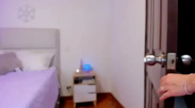 Snapshot of tierra_n chatting on 12/07/24, 09:44 tierra n online show from 12/07/24, 09:44