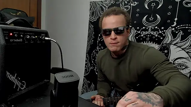 Snapshot of layneinchains chatting on 12/21/24, 09:25 layneinchains online show from 12/21/24, 09:25