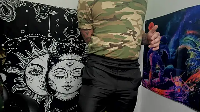 Snapshot of layneinchains chatting on 12/22/24, 10:47 layneinchains online show from 12/22/24, 10:47