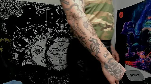 Snapshot of layneinchains chatting on 12/23/24, 10:33 layneinchains online show from 12/23/24, 10:33