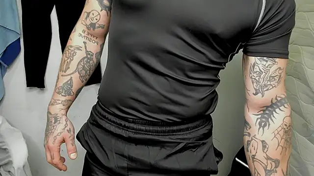 Snapshot of layneinchains chatting on 01/03/25, 01:38 layneinchains online show from 01/03/25, 01:38