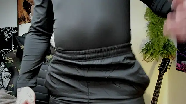 Snapshot of layneinchains chatting on 01/27/25, 10:38 layneinchains online show from 01/27/25, 10:38