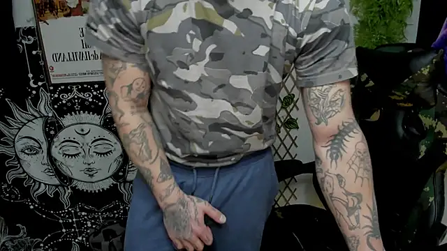 Snapshot of layneinchains chatting on 02/07/25, 06:14 layneinchains online show from 02/07/25, 06:14