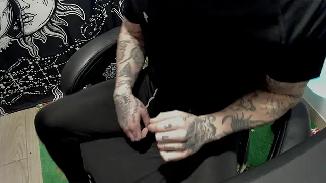 Snapshot of layneinchains chatting on 03/19/25, 06:46 layneinchains online show from 03/19/25, 06:46