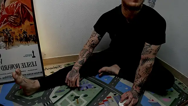 Snapshot of layneinchains chatting on 10/06/25, 08:45 layneinchains online show from 10/06/25, 08:45