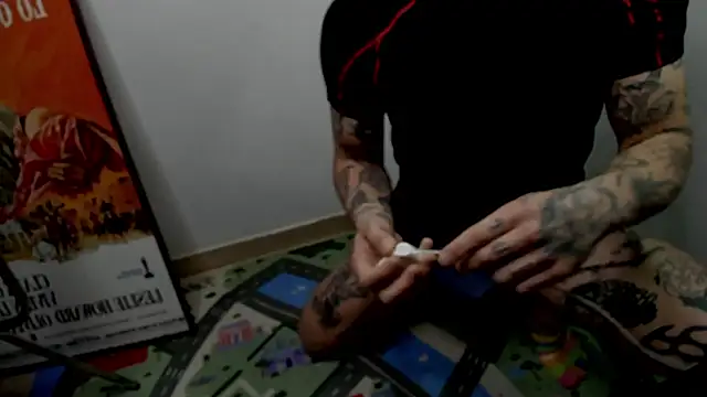 Snapshot of layneinchains chatting on 10/10/25, 10:36 layneinchains online show from 10/10/25, 10:36