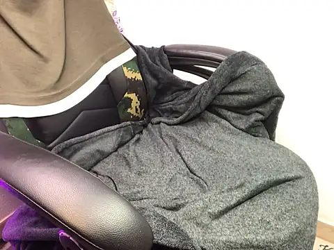 Snapshot of layneinchains chatting on 10/13/25, 07:52 layneinchains online show from 10/13/25, 07:52