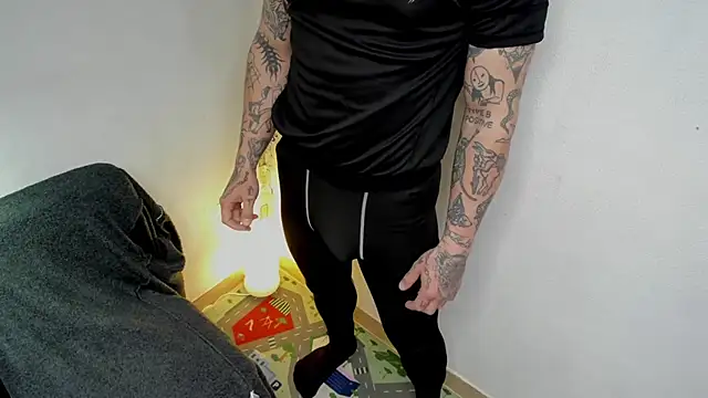 Snapshot of layneinchains chatting on 11/12/25, 08:37 layneinchains online show from 11/12/25, 08:37