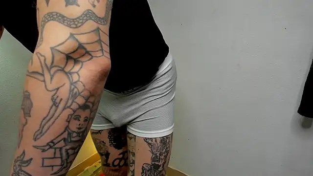 Snapshot of layneinchains chatting on 11/14/25, 04:49 layneinchains online show from 11/14/25, 04:49