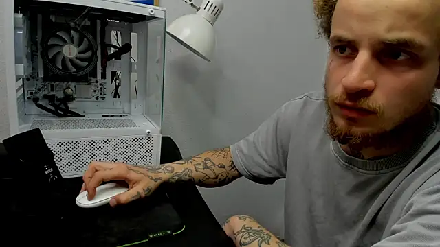 Snapshot of layneinchains chatting on 11/19/25, 04:18 layneinchains online show from 11/19/25, 04:18