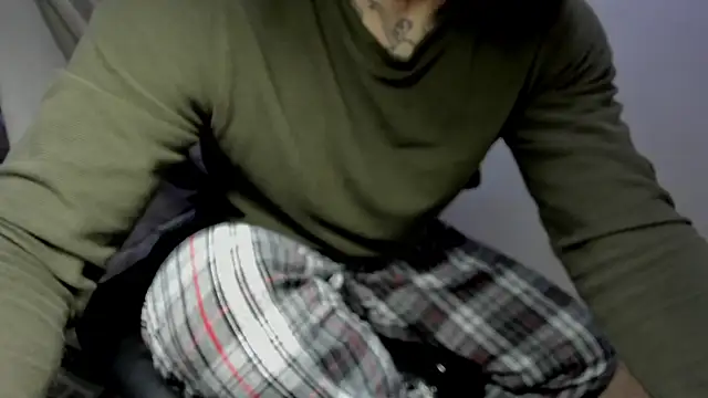 Snapshot of layneinchains chatting on 11/25/25, 07:52 layneinchains online show from 11/25/25, 07:52