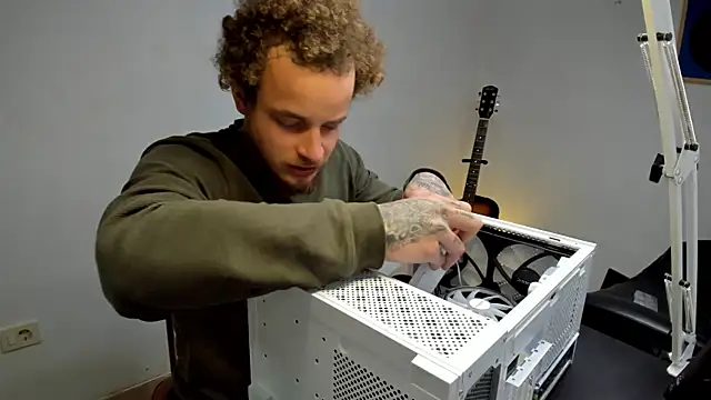 Snapshot of layneinchains chatting on 12/20/25, 10:55 layneinchains online show from 12/20/25, 10:55