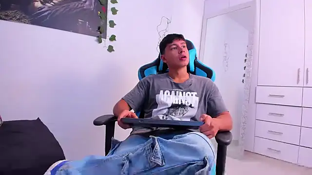 Snapshot of Bray_Kevin chatting on 12/13/24, 11:28 Bray Kevin online show from 12/13/24, 11:28