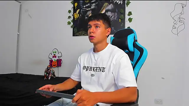 Snapshot of Bray_Kevin chatting on 02/14/25, 01:02 Bray Kevin online show from 02/14/25, 01:02