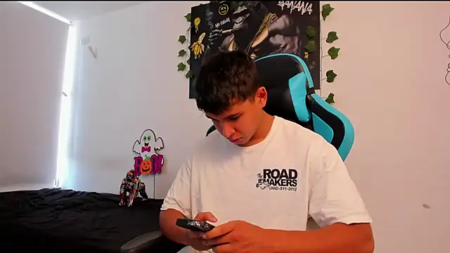 Snapshot of Bray_Kevin chatting on 02/15/25, 04:01 Bray Kevin online show from 02/15/25, 04:01