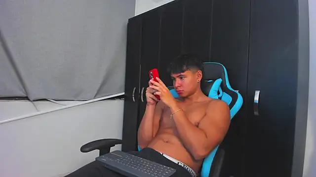 Snapshot of Bray_Kevin chatting on 11/22/25, 03:05 Bray Kevin online show from 11/22/25, 03:05