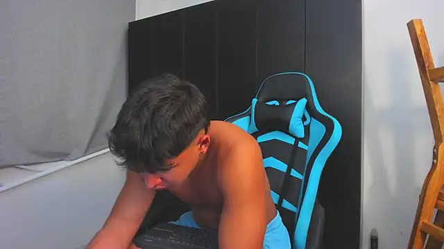 Snapshot of Bray_Kevin chatting on 11/27/25, 04:25 Bray Kevin online show from 11/27/25, 04:25