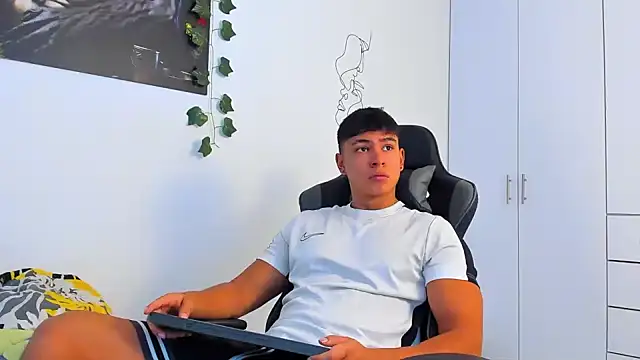 Snapshot of Bray_Kevin chatting on 12/16/25, 06:13 Bray Kevin online show from 12/16/25, 06:13