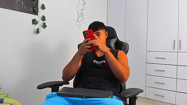 Snapshot of Bray_Kevin chatting on 12/17/25, 08:37 Bray Kevin online show from 12/17/25, 08:37