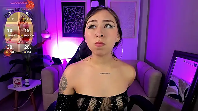 Snapshot of _cloe_martinez chatting on 10/13/25, 02:11 cloe martinez online show from 10/13/25, 02:11