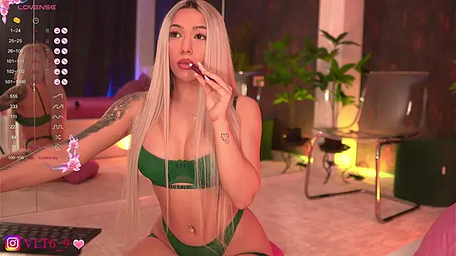 Snapshot of violettabunny03 chatting on 02/25/25, 10:39 violettabunny03 online show from 02/25/25, 10:39