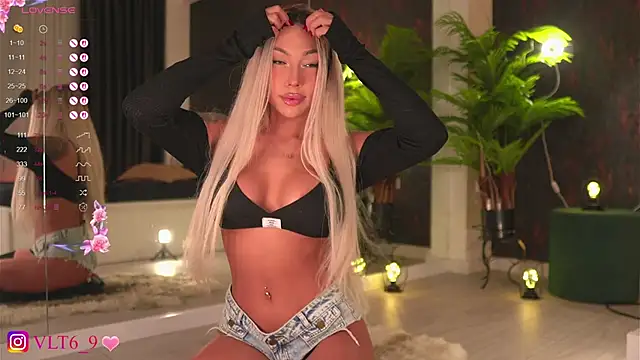 Snapshot of violettabunny03 chatting on 11/20/25, 11:48 violettabunny03 online show from 11/20/25, 11:48