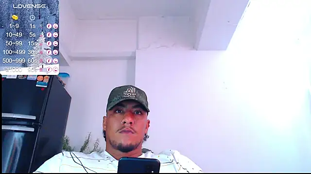 Snapshot of yosoy_enzo2020 chatting on 12/18/24, 03:33 yosoy enzo2020 online show from 12/18/24, 03:33