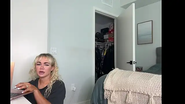 ElenaErickson online show from 03/18/26, 08:34