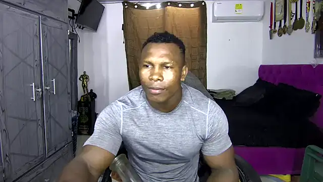 Snapshot of MedellinBlackx chatting on 10/23/25, 05:23 MedellinBlackx online show from 10/23/25, 05:23