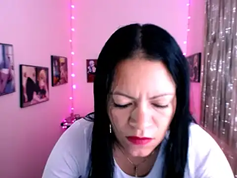 Snapshot of Cristal_w chatting on 12/27/24, 05:48 Cristal w online show from 12/27/24, 05:48