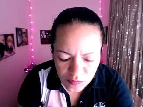 Snapshot of Cristal_w chatting on 01/27/25, 04:54 Cristal w online show from 01/27/25, 04:54