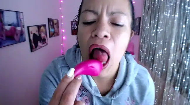 Snapshot of Cristal_w chatting on 02/19/25, 07:27 Cristal w online show from 02/19/25, 07:27