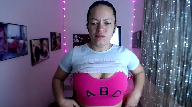 Snapshot of Cristal_w chatting on 02/27/25, 12:23 Cristal w online show from 02/27/25, 12:23