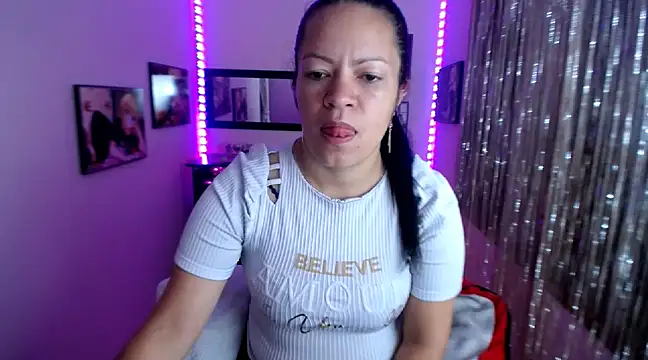 Snapshot of Cristal_w chatting on 03/07/25, 01:18 Cristal w online show from 03/07/25, 01:18
