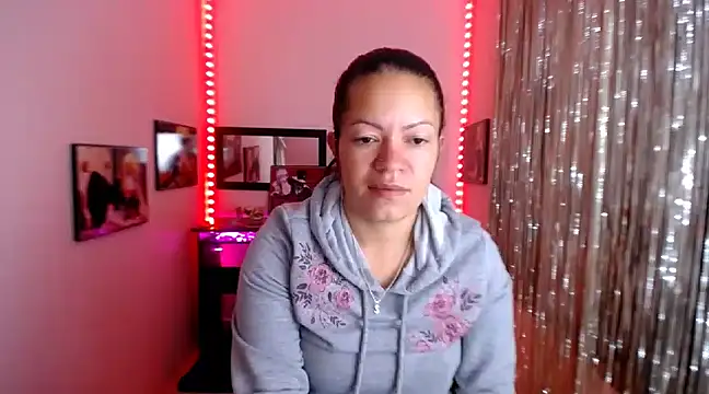 Snapshot of Cristal_w chatting on 03/11/25, 12:17 Cristal w online show from 03/11/25, 12:17