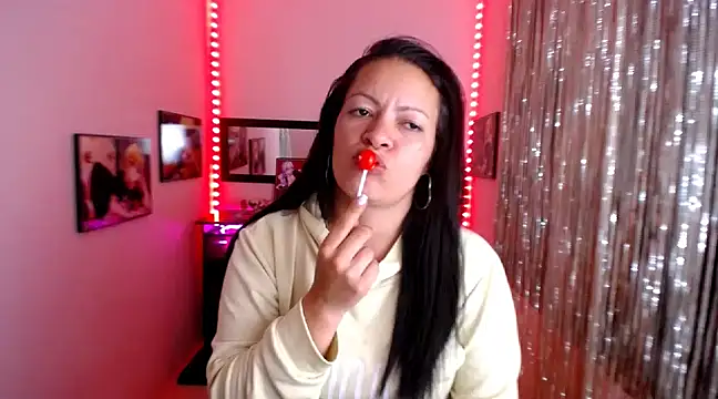 Snapshot of Cristal_w chatting on 03/17/25, 06:00 Cristal w online show from 03/17/25, 06:00